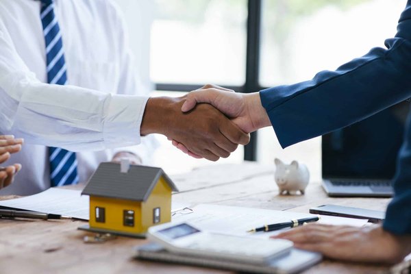 Quels sont les services de conseil offerts par Barnes Provence aux investisseurs immobiliers ?