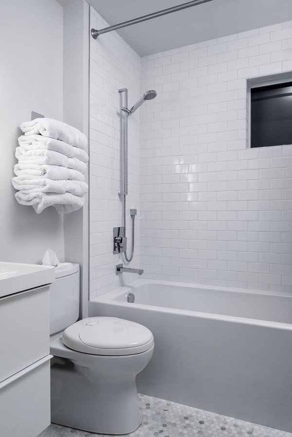 Comment installer une douchette dans des toilettes ?